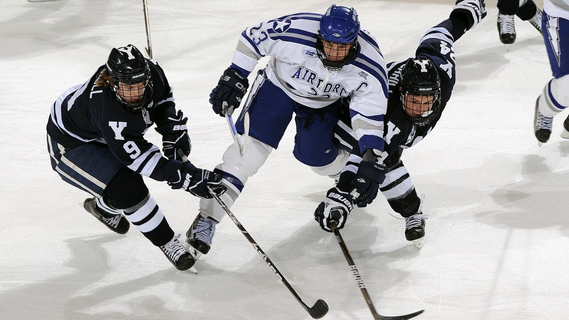 “腰旗式美式橄榄球：竞技新趋势在成都七中东部赛场燃爆”